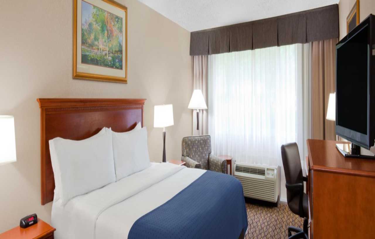 Holiday Inn Marquette By Ihg Экстерьер фото